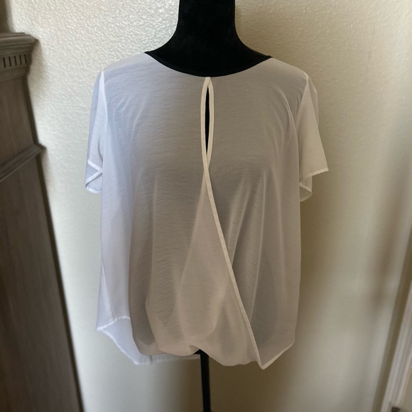 Elegant White Women's Top - Picture 1 of 4